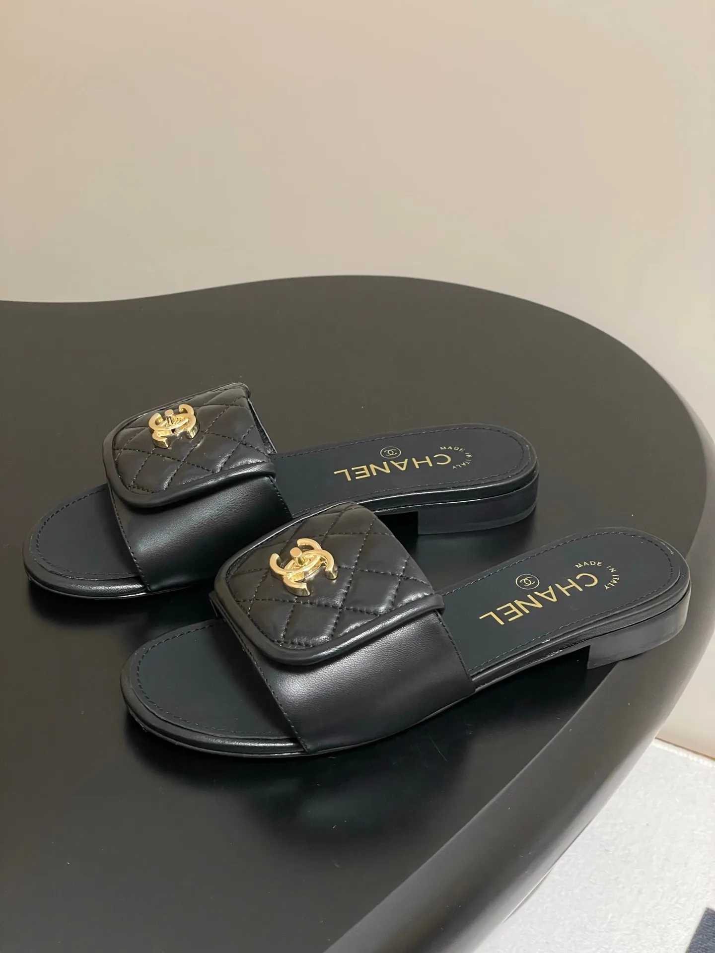 👟👟Ex-factory price 400👟👟 25Fw spring and summer new Chanel Xiaoxiang classic clamshell school bag buckle slippers. Versatile sandals that you don’t get tired of. A super classic style. Casual with exquisiteness and a sure temperament. This spring and summer is a beautiful extra point treasure! Upper: Sheepskin/Denim/Velvet Lining: Sheepskin High Heel: Flat/Thick Heel 5cm Sole: Italian genuine leather outsole Size: 35-39 (40, 41 customization is not returnable)